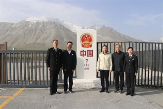 香港海关关长陈子达（中）于七月八日与新疆维吾尔自治区人民政府副主席朱立凡（左二）及乌鲁木齐海关副关长李清华（右一）一同参观红其拉甫口岸国门。