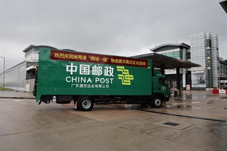 福州关区闽粤港「跨境一锁」快速通关模式昨日（七月九日）正式启动，首辆载有转口货物的运输车辆于今日（七月十日）上午由福州关区顺利抵达香港国际机场并转运货物往世界各地。