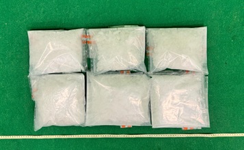 Hong Kong Customs yesterday (July 10) detected a drug trafficking case involving baggage concealment at Hong Kong International Airport. About 4.1 kilograms of suspected methamphetamine with an estimated market value of about $2.3 million was seized. Photo shows the suspected methamphetamine seized.