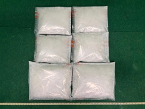 Hong Kong Customs yesterday (July 12) detected a drug trafficking case involving baggage concealment at Hong Kong International Airport. About 4 kilograms of suspected methamphetamine with an estimated market value of about $2.2 million were seized. Photo shows the suspected methamphetamine seized.