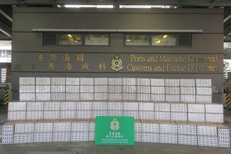 香港海關昨日（三月十七日）在青衣海關驗貨場檢獲約一千零二十萬支懷疑私煙，估計市值約二千八百萬元，應課稅值約一千九百四十萬元。圖示部分檢獲的懷疑私煙。
