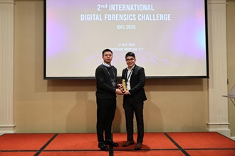 Two members from the Hong Kong Customs Computer Forensic Laboratory yesterday (July 17) won championship in the "2nd International Digital Forensics Challenge". Photo shows Inspector Mr Kwok Chi-ching (right) and Customs Officer Ng King-hang (left) receiving the prize.