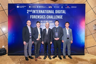 Two members from the Hong Kong Customs Computer Forensic Laboratory yesterday (July 17) won championship in the "2nd International Digital Forensics Challenge". Photo shows management of Office of Information Technology of Hong Kong Customs showing supports to Inspector Kwok Chi-ching (second left) and Customs Officer Ng King-hang (second right) at the venue.