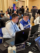 Inspector Kwok Chi-ching (right) and Customs Officer Ng King-hang (left) of the Hong Kong Customs Computer Forensic Laboratory yesterday (July 17) participated in the "2nd International Digital Forensics Challenge" and won the championship.