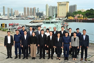The Commissioner of Customs and Excise, Mr Chan Tsz-tat, today (July 23) met with Vice Governor of the People's Government of Hainan Province and Director of the Hainan Provincial Public Security Department, Mr Cai Zhaohui, at the Customs Marine Base on Stonecutters Island. Photo shows Mr Chan (front row, fifth right), Mr Cai (front row, fifth left), the Deputy Director-General of the Police Liaison Department of the Liaison Office of the Central People's Government in the Hong Kong Special Administrative Region, Ms Meng Xiaoyuan (front row, fourth right), and members of the delegation.