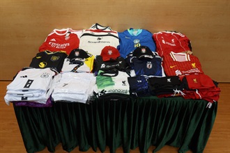 Hong Kong Customs conducted a special operation to combat the sale of counterfeit goods in Mong Kok yesterday (July 23), seizing over 1 000 suspected counterfeit items with an estimated market value of about $70,000. Photo shows some of the suspected counterfeit jerseys and caps seized.