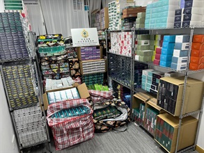 香港海关昨日（七月二十四日）在新蒲岗捣破两个怀疑私烟及另类吸烟产品贮存仓库，共检获约六十五万支怀疑私烟及约七十二万支怀疑另类吸烟产品，估计市值共约五百二十万元，私烟应课税值约二百一十五万元，并拘捕一名涉案人士。图示一个怀疑私烟及另类吸烟产品贮存仓库及部分检获的怀疑私烟及另类吸烟产品。