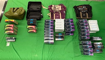 一名十八岁入境男旅客因管有未完税香烟及未有向海关人员作出申报，违反《应课税品条例》，今日（七月二十六日）在九龙城裁判法院被判处监禁六个月及罚款八百元。图示检获的未完税香烟。