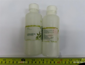 香港海关昨日（七月二十五日）及今日（七月二十六日）在香港国际机场检获约二十八公斤怀疑液态冰毒，估计市值约一千五百万元。图示检获的部分怀疑藏在精油胶樽内的液态冰毒。