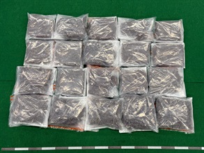 香港海关昨日（七月二十七日）在香港国际机场侦破三宗旅客贩运毒品的案件，共检获约四十一公斤怀疑大麻花，市值共约八百八十万元。图示检获的怀疑大麻花。