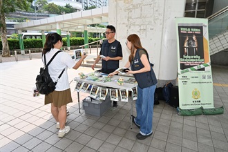 香港海关今日（七月二十八日）与立法会议员梁文广、深水埗区区议员、卫生署控烟酒办公室及房屋署在深水埗富昌邨进行联合反私烟宣传活动。图示海关人员向居民宣传反私烟信息。