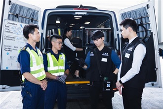 香港海关联同入境事务处及消防处今日（七月二十八日）下午在青衣海关验货场进行代号「履海」的跨部门反恐情报处理及危害物质事故联合演习。图示入境事务处人员出动配备高精密鉴证仪器的流动鉴证战术车，鉴证该怀疑非法入境者所持的旅行证件。