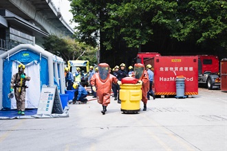 香港海关联同入境事务处及消防处今日（七月二十八日）下午在青衣海关验货场进行代号「履海」的跨部门反恐情报处理及危害物质事故联合演习。图示穿着化学物品保护袍的消防处危害物质专队人员于现场处理危害物质。