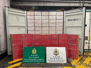 香港海关今年五月中至七月与新加坡海关合作，展开第二阶段代号「截源」的打击走私香烟联合行动，捣破一个跨国走私香烟集团。行动中，香港海关共检获约五千八百万支怀疑私烟，估计市值约二亿六千万元，应课税值约一亿九千二百万元。图示部分检获的怀疑私烟。