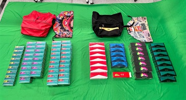 三名入境男旅客因进口或管有未完税香烟，未有向海关人员作出申报，以及进口另类吸烟产品，分别于昨日（七月三十日）及今日（七月三十一日）在西九龙裁判法院被判处监禁三至七个月以及罚款一千至二千元。其中一名三十岁入境旅客因管有未完税香烟和未有向海关人员作出申报，以及进口另类吸烟产品，违反《应课税品条例》和《进出口条例》，昨日被判处监禁三个月和罚款一千元。图示检获的未完税香烟及另类吸烟产品。