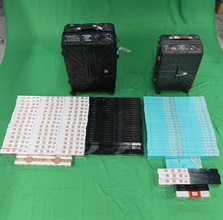 三名入境男旅客因进口或管有未完税香烟，未有向海关人员作出申报，以及进口另类吸烟产品，分别于昨日（七月三十日）及今日（七月三十一日）在西九龙裁判法院被判处监禁三至七个月以及罚款一千至二千元。其中两名分别四十六岁及三十二岁入境旅客因进口未完税香烟及未有向海关人员作出申报，违反《应课税品条例》，今日各被判处监禁六个月及七个月，以及罚款二千元。图示检获的未完税香烟。