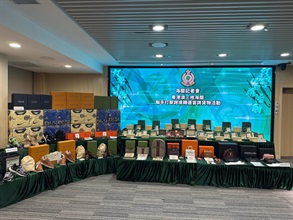 香港海关与内地及澳门海关于七月十八日至三十一日采取为期两星期的执法行动，加强检查从三地转口往美洲、欧洲、「一带一路」沿线国家和地区的货物，打击跨境转运冒牌货物的活动。行动中，香港海关侦破二十五宗案件，检获共约六万七千件怀疑冒牌货物，包括手表、手袋、球衣及鞋具，估计市值共约四千四百万元。图示部分检获的怀疑冒牌货物。