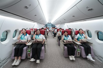 香港海关于八月四日至九日举办「香港海关青年发展计划」（Customs YES）青春杭行－－科技创新与抗战精神考察团。图示Customs YES团员八月九日前往中国商用飞机有限责任公司设计研发中心，实地考察国家自主研制大型客机C919的相关设施。