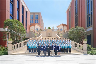 香港海关于八月四日至九日举办「香港海关青年发展计划」（Customs YES）青春杭行－－科技创新与抗战精神考察团。图示海关关长陈子达（第一排中）、Customs YES管理委员会荣誉创会理事长关治平（第一排左三）、理事李晓华（第一排左二）、吴泽铨医生（第一排右二）、杨彬（第一排右三）以及名誉会长会名誉会长黄嘉宝（第一排右一）八月八日带领Customs YES团员参观华为练秋湖研发中心。