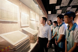 香港海关于八月四日至九日举办「香港海关青年发展计划」（Customs YES）青春杭行－－科技创新与抗战精神考察团。图示Customs YES团员八月八日到上海四行仓库抗战纪念馆。