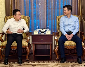 香港海关于八月四日至九日举办「香港海关青年发展计划」（Customs YES）青春杭行－－科技创新与抗战精神考察团。图示香港海关关长陈子达（左）八月七日到访上海海关，与上海海关关长王伟（右）会面。