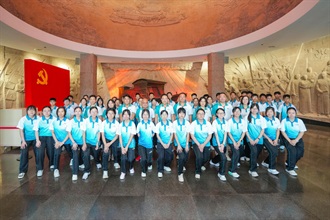 香港海关于八月四日至九日举办「香港海关青年发展计划」（Customs YES）青春杭行－－科技创新与抗战精神考察团。图示海关关长陈子达（第二排中）、Customs YES管理委员会荣誉创会理事长关治平（第二排左四）、理事李晓华（第二排左二）、麦骞誉博士（第二排左三）、吴泽铨医生（第二排左一）和杨彬（第二排右四）以及名誉会长会名誉会长翟英伟（第二排右二）八月七日带领Customs YES团员参观嘉兴南湖革命纪念馆。