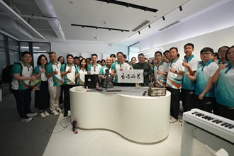 香港海关于八月四日至九日举办「香港海关青年发展计划」（Customs YES）青春杭行－－科技创新与抗战精神考察团。图示Customs YES团员八月七日到浙江强脑科技有限公司，认识脑机接口技术。