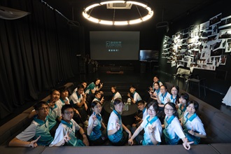 香港海关于八月四日至九日举办「香港海关青年发展计划」（Customs YES）青春杭行－－科技创新与抗战精神考察团。图示Customs YES团员八月六日到访杭州游科互动科技有限公司，与游戏研发团队交流。