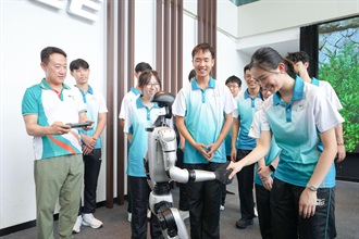 香港海关于八月四日至九日举办「香港海关青年发展计划」（Customs YES）青春杭行－－科技创新与抗战精神考察团。图示Customs YES团员八月六日到访「杭州六小龙」企业之一—杭州宇树科技有限公司，并与机械人互动。