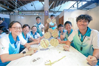 香港海关于八月四日至九日举办「香港海关青年发展计划」（Customs YES）青春杭行－－科技创新与抗战精神考察团。图示Customs YES团员八月五日到杭州手工艺活态馆，制作中国传统清风竹扇，感受非物质文化遗产手工艺的独特魅力。