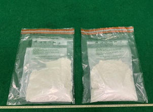 Hong Kong Customs yesterday (August 8) detected a drug trafficking case involving baggage concealment at Hong Kong International Airport and seized about 3 kilograms of suspected cocaine with an estimated market value of about $2.4 million. Photo shows the suspected cocaine seized.