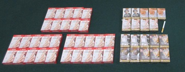 一名五十八岁抵港女旅客因管有九百八十一支未完税香烟和未有向海关人员作出申报，违反《应课税品条例》，今日（八月九日）在粉岭裁判法院被判处监禁八星期及罚款一千五百元。图示检获的未完税香烟。