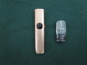 香港海关于八月十日及十一日在落马洲支线管制站及落马洲管制站侦破两宗管有怀疑毒品案件，检获三粒怀疑依托咪酯烟弹、两支电子烟装置及约1.27克怀疑液态冰毒。图示第一宗案件中检获的怀疑依托咪酯烟弹和电子烟装置。