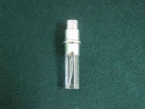 香港海关于八月十日及十一日在落马洲支线管制站及落马洲管制站侦破两宗管有怀疑毒品案件，检获三粒怀疑依托咪酯烟弹、两支电子烟装置及约1.27克怀疑液态冰毒。图示第一宗案件中检获的怀疑液态冰毒。