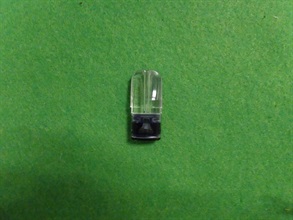 香港海关于八月十日及十一日在落马洲支线管制站及落马洲管制站侦破两宗管有怀疑毒品案件，检获三粒怀疑依托咪酯烟弹、两支电子烟装置及约1.27克怀疑液态冰毒。图示第二宗案件中检获的其中一粒怀疑依托咪酯烟弹。