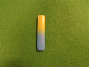 香港海关于八月十日及十一日在落马洲支线管制站及落马洲管制站侦破两宗管有怀疑毒品案件，检获三粒怀疑依托咪酯烟弹、两支电子烟装置及约1.27克怀疑液态冰毒。图示第二宗案件中检获的电子烟装置。