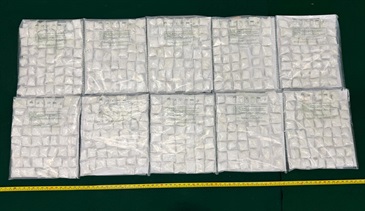 香港海关八月十一日在葵涌海关大楼验货场检获约七点六公斤怀疑海洛英，估计市值约四百五十万元。图示检获的怀疑海洛英。