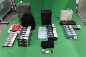 一名三十一岁入境男旅客因处理未完税香烟和未有向海关人员作出申报，以及进口另类吸烟产品，违反《应课税品条例》和《进出口条例》，今日（八月十八日）在西九龙裁判法院被判处监禁十个星期及罚款一千五百元。图示检获的未完税香烟及另类吸烟产品。