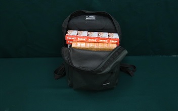 一名五十九岁抵港女旅客因管有未完税香烟及未有向海关人员作出申报，违反《应课税品条例》，八月十六日在粉岭裁判法院被判处监禁一个月。图示在其背包内检获的未完税香烟。