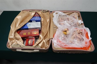 一名四十九岁抵港女旅客因管有未完税香烟、未有向海关人员作出申报及非法进口生肉，违反《应课税品条例》及《进口野味、肉类、家禽及蛋类规例》，今日（八月十八日）在屯门裁判法院被判处监禁三个月及罚款五百元。图示在其行李箱内检获的未完税香烟及非法进口生肉。