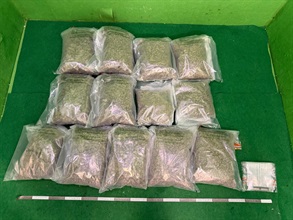 Hong Kong Customs yesterday (August 18) detected two drug trafficking cases involving baggage concealment at Hong Kong International Airport and seized a total of about 22 kilograms of suspected cannabis buds with a total estimated market value of about $4.4 million, a piece of suspected alternative smoking product and 79 sticks of illicit cigarette. Photo shows the suspected cannabis buds and the suspected alternative smoking product seized in the first case.