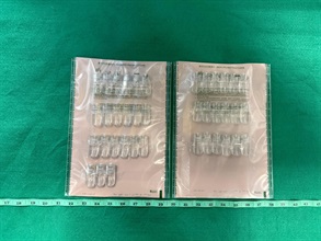 Hong Kong Customs detected a drug trafficking case involving baggage concealment in the small hours of today (August 21) at Hong Kong International Airport, and seized 39 suspected etomidate capsules with an estimated market value of about $10,000. Photo shows the suspected etomidate capsules seized.