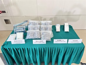 Hong Kong Customs yesterday (August 21) raided a suspected drug storage centre in Yuen Long and seized 3,405 suspected etomidate capsules, about 250 grams of suspected ketamine and about 300g of suspected crack cocaine with a total estimated market value of about $1.4 million. Photo shows the suspected dangerous drugs and suspected drug packaging paraphernalia seized.