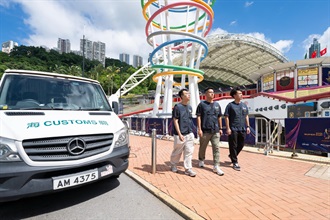 Hong Kong Customs, during major international sports events, conducted a special operation against the sale of counterfeit goods by mobile hawkers on July 26 and 31, August 19 and 20, and today (August 23). During the operation, over 1 200 items of suspected counterfeit goods with an estimated market value of about $210,000 were seized. Photo shows Customs officers patrolling in the vicinity of the Hong Kong Stadium.
