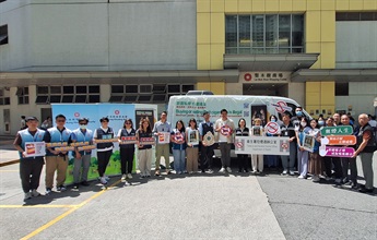 香港海关今日（八月二十七日）与荃湾区区议员、卫生署控烟酒办公室、房屋署及社区关爱队在荃湾梨木树邨进行联合反私烟宣传活动。