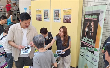香港海关今日（八月二十七日）与荃湾区区议员、卫生署控烟酒办公室、房屋署及社区关爱队在荃湾梨木树邨进行联合反私烟宣传活动。图示海关人员与荃湾区区议员向居民宣传反私烟信息。