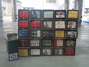 香港海关于八月二十日在港珠澳大桥香港口岸海关入境货物检查大楼检获约十三万支怀疑私烟，估计市值约六十二万元，应课税值约四十五万元。图示检获的怀疑私烟。