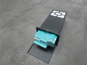 香港海关于八月二十日在港珠澳大桥香港口岸海关入境货物检查大楼检获约十三万支怀疑私烟，估计市值约六十二万元，应课税值约四十五万元。图示收藏于灯箱内的怀疑私烟。