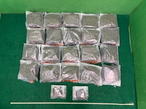 香港海关今日（八月二十九日）在香港国际机场侦破两宗旅客贩运毒品的案件，共检获超过三十公斤怀疑大麻花，估计市值共约七百万元。图示第二宗案件中检获的怀疑大麻花。