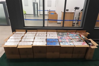 一名三十七岁本地男子因处理未完税香烟，违反《应课税品条例》，今日（八月二十九日）在粉岭裁判法院被判处监禁十二个月。图示检获的未完税香烟。